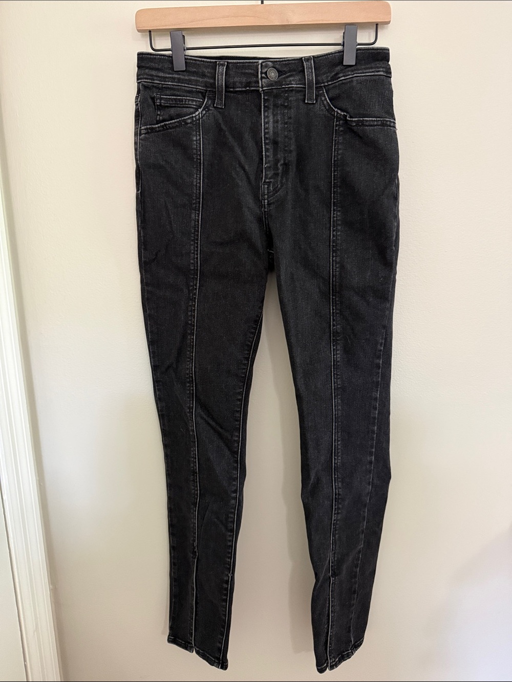Levi High-Rise Black Skinny Jeans with Front Seam Detailing